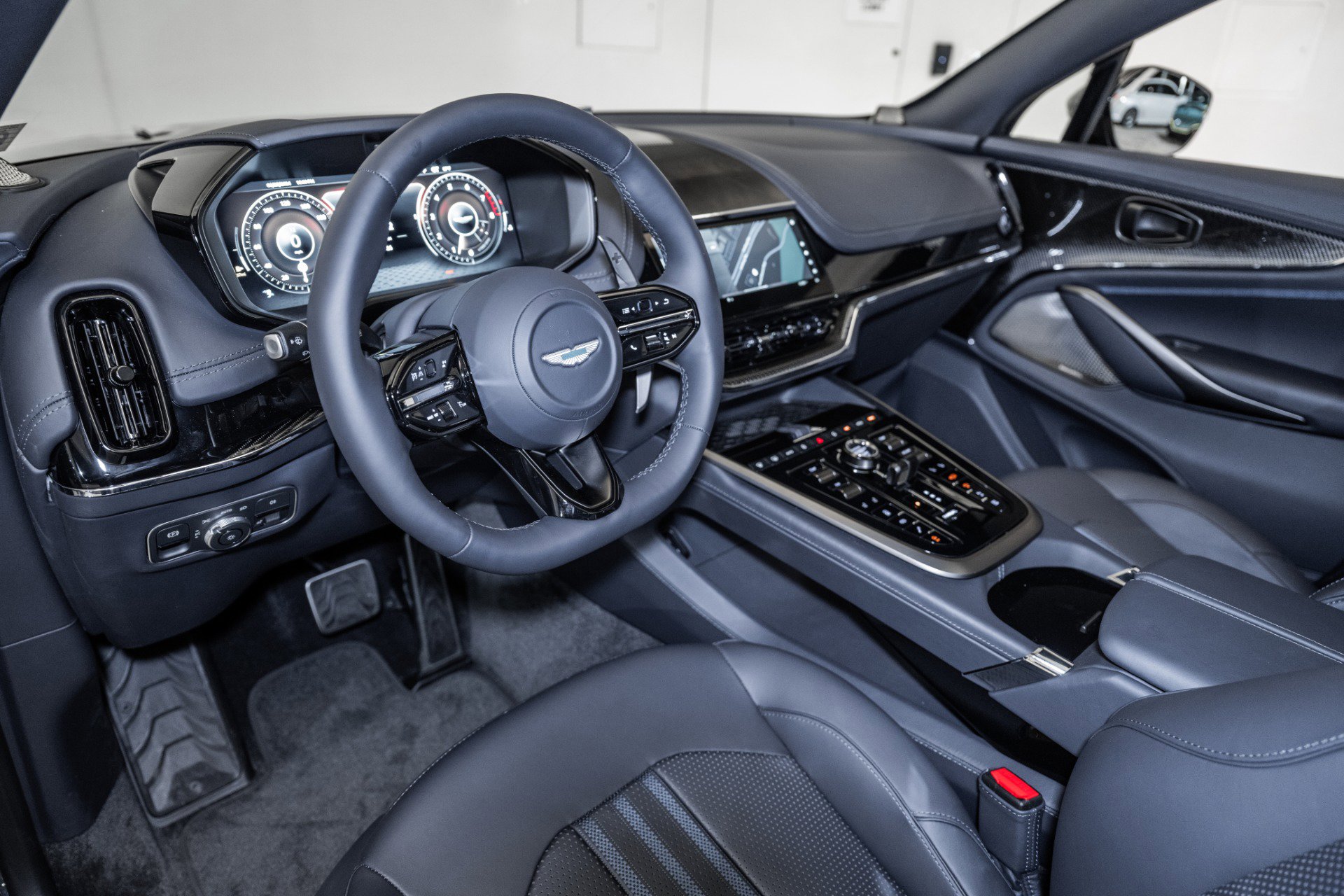 Used 2025 Aston Martin DBX 707 image 3