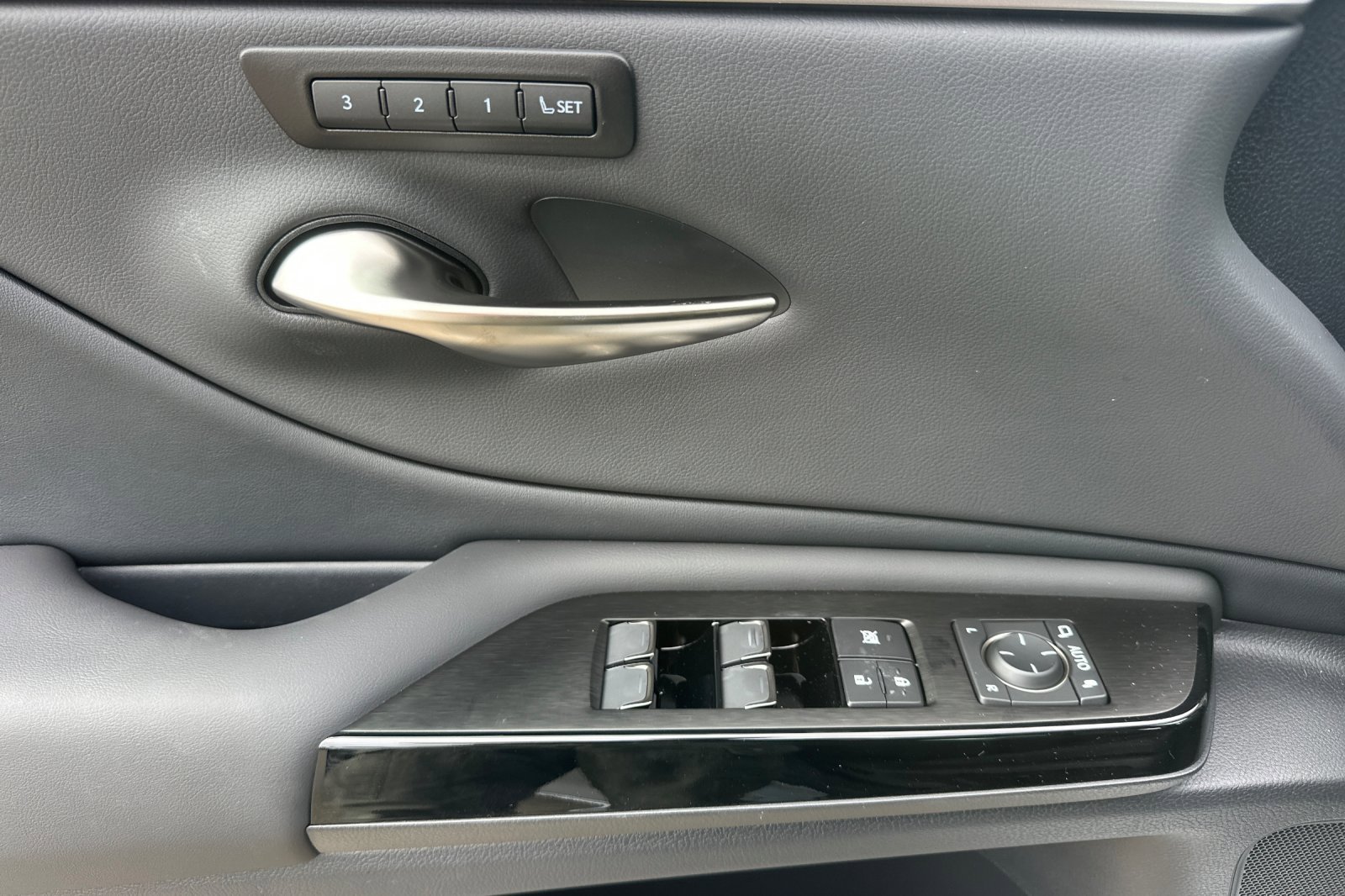 New 2025 Lexus ES 300h w/ Premium Package image 11