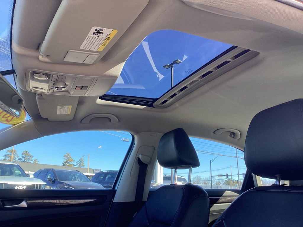 Used 2015 Volkswagen Passat 1.8T SEL Premium image 14