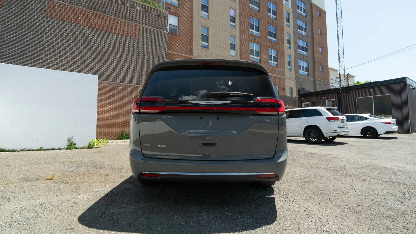 Used 2023 Chrysler Pacifica Touring-L FWD image 4