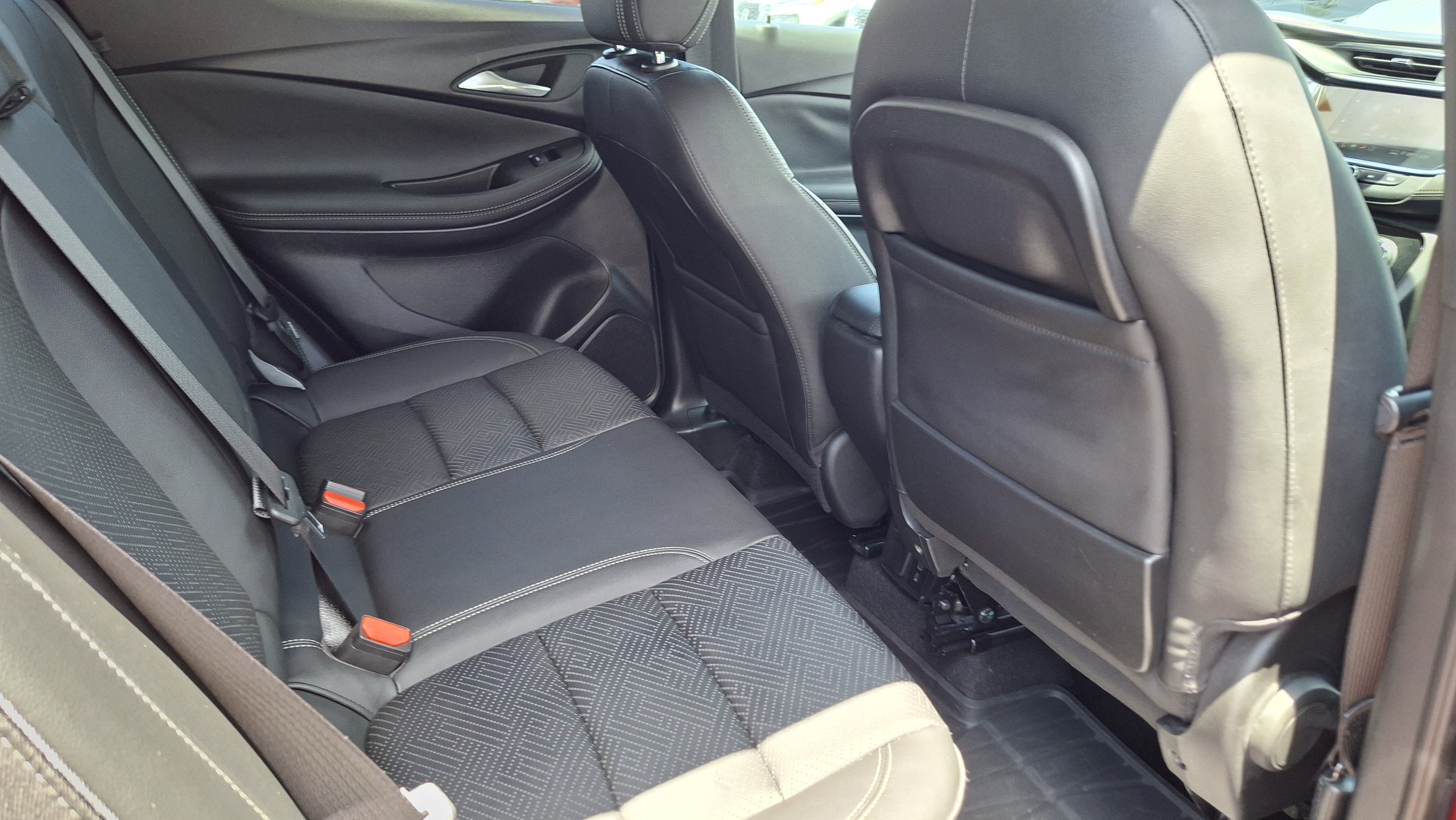 Used 2022 Buick Encore GX Essence w/ Sport Touring Package FWD image 22