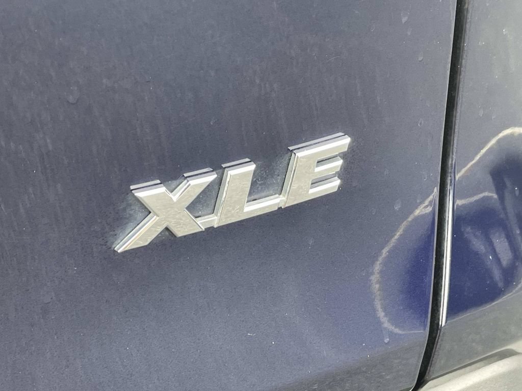 Used 2021 Toyota RAV4 XLE w/ Convenience Package FWD image 9