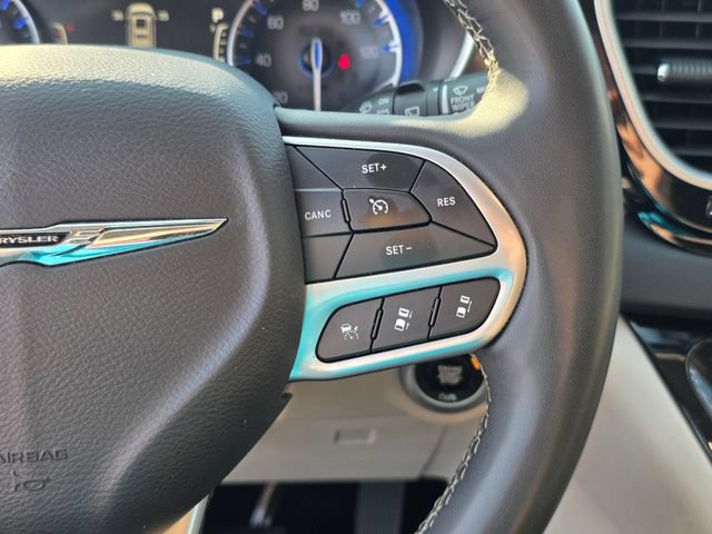 Used 2023 Chrysler Pacifica Touring-L FWD image 28