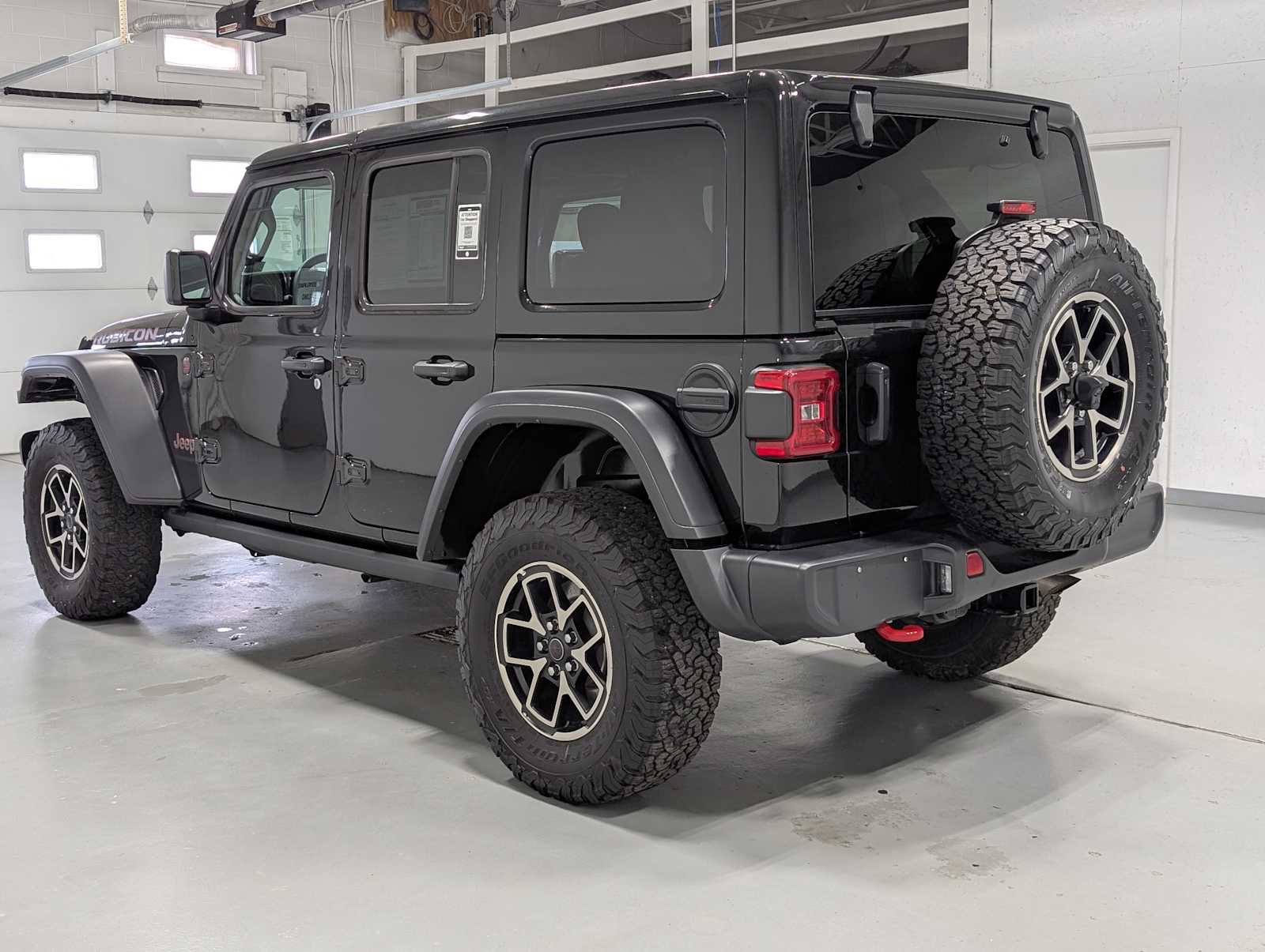 Used 2025 Jeep Wrangler Unlimited Rubicon w/ Convenience Group AWD/4WD image 10