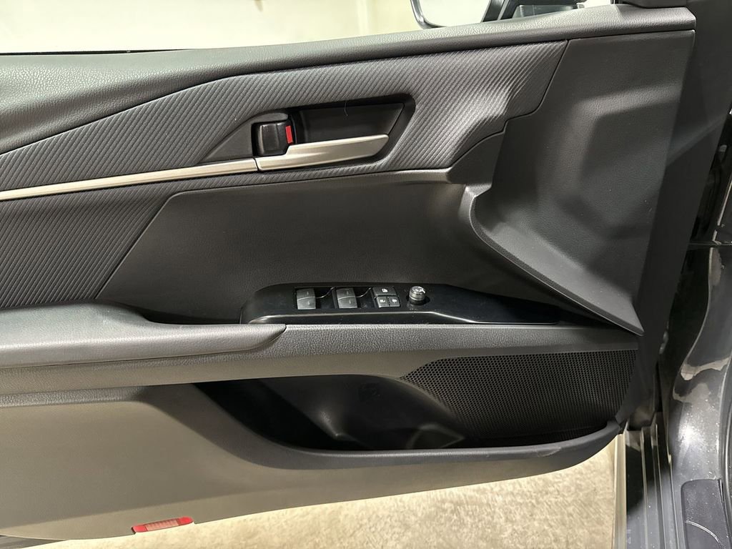 Used 2025 Toyota Camry SE w/ Convenience Package image 21