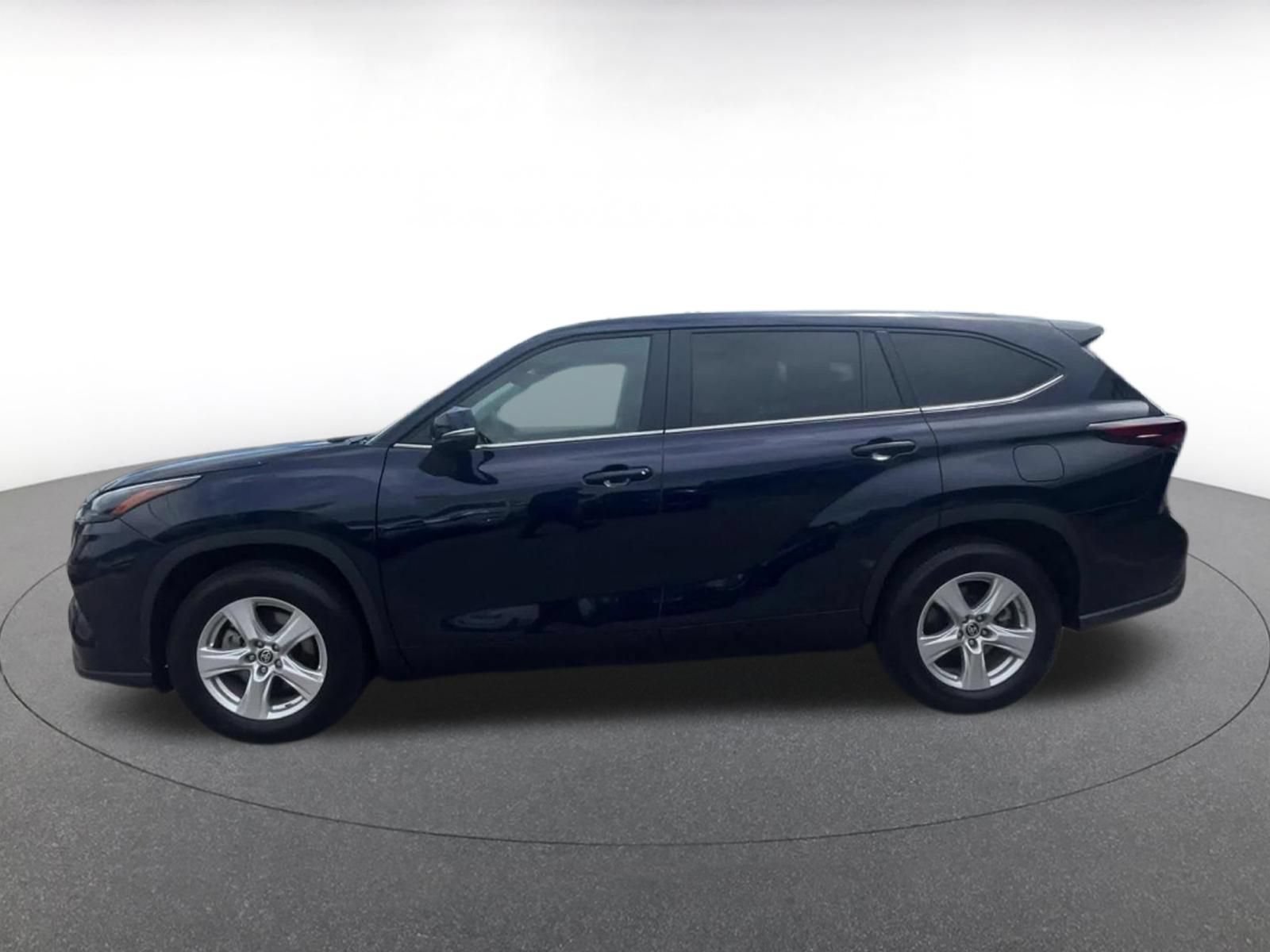 Used 2025 Toyota Highlander LE FWD image 9