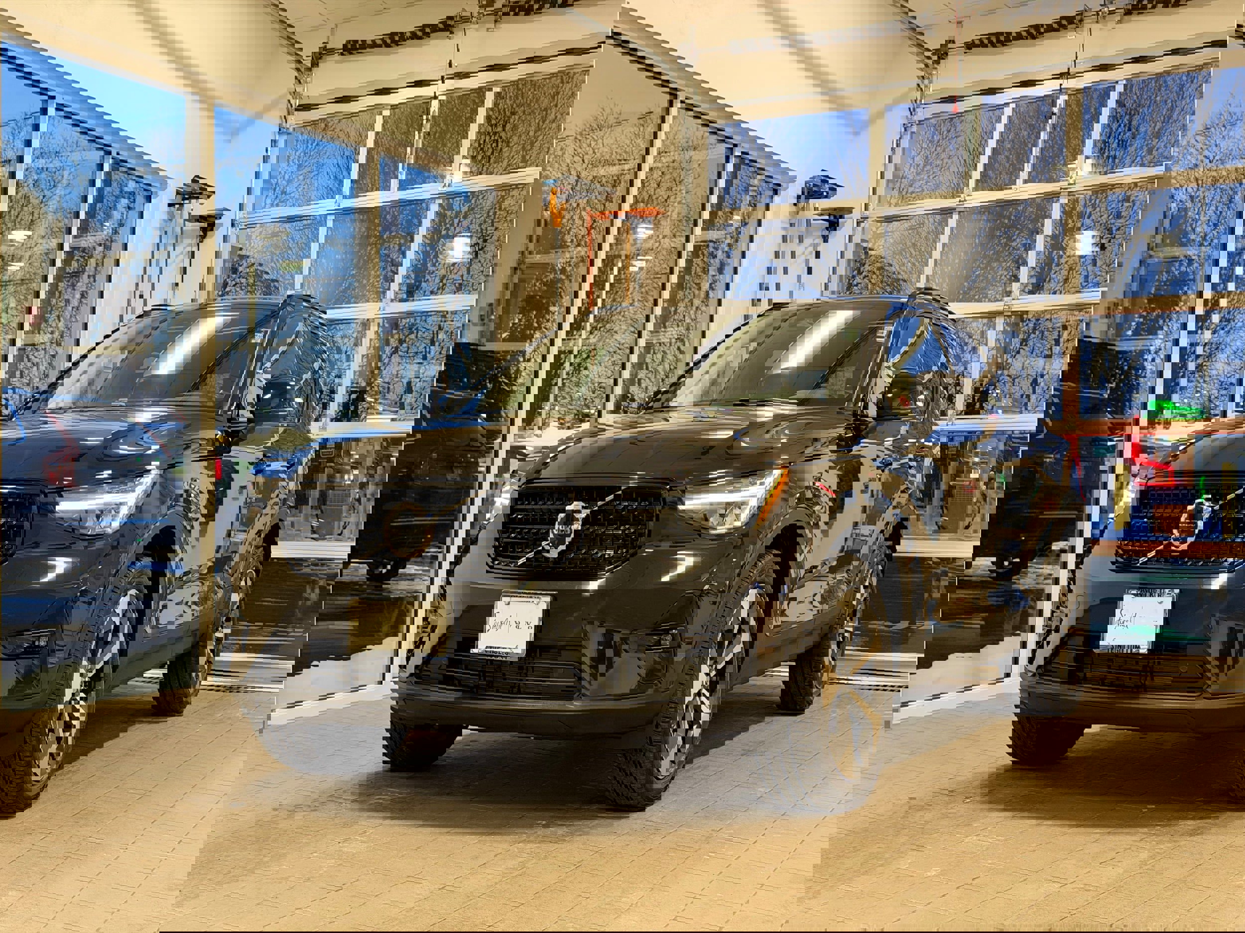 Certified 2025 Volvo XC40 B5 Plus image 2