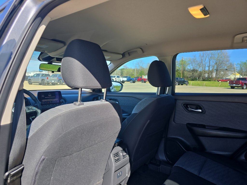 Used 2023 Nissan Rogue SV image 10