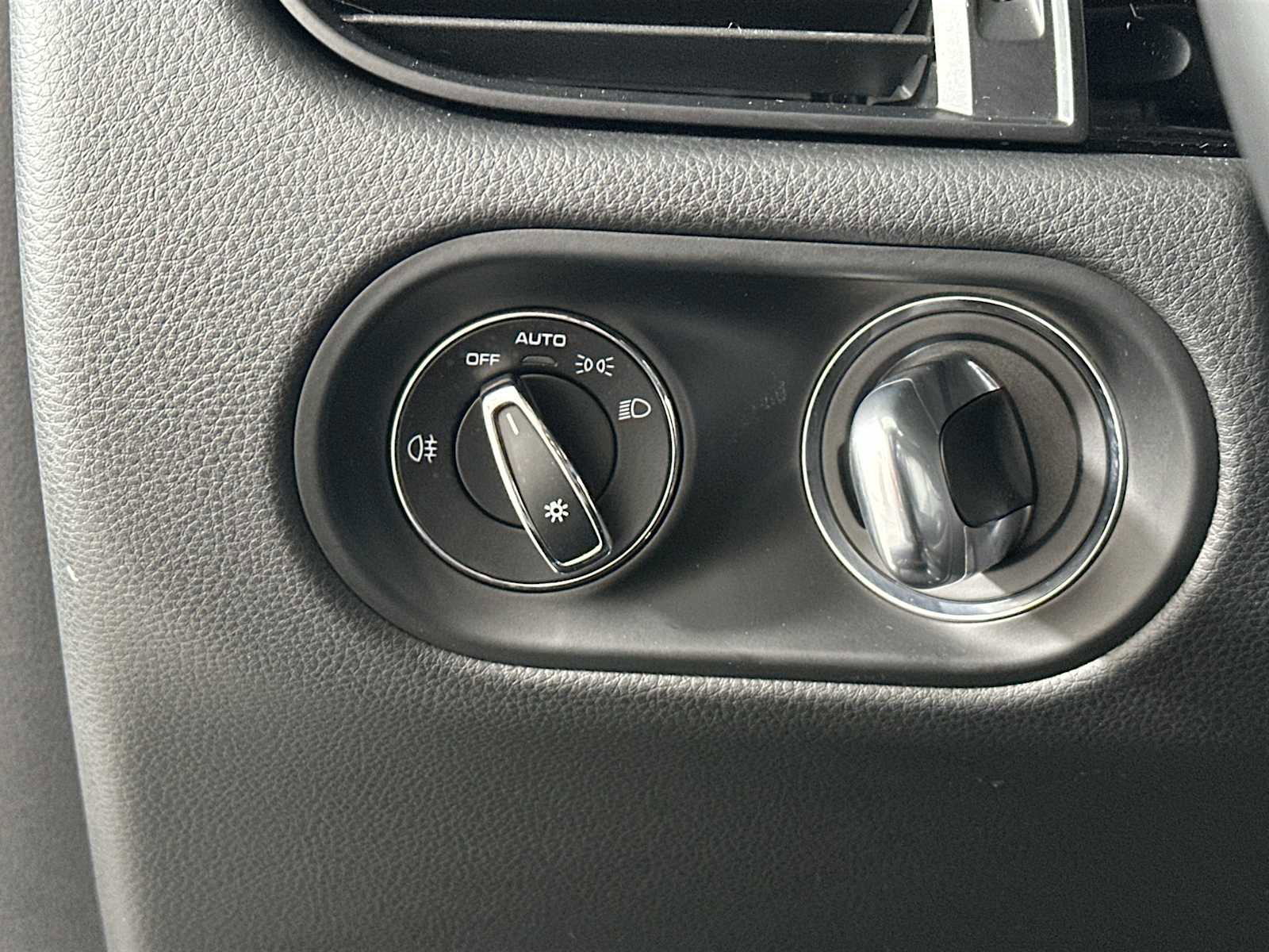 Certified 2025 Porsche Macan image 11