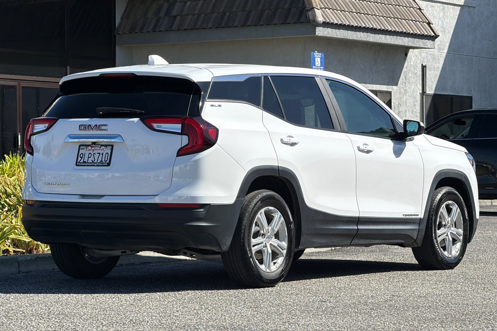 Used 2024 GMC Terrain SLE FWD image 4