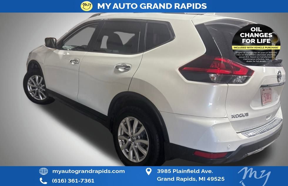 Used 2020 Nissan Rogue SV image 2