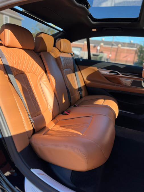 Used 2022 BMW 750i xDrive w/ M Sport Package image 11