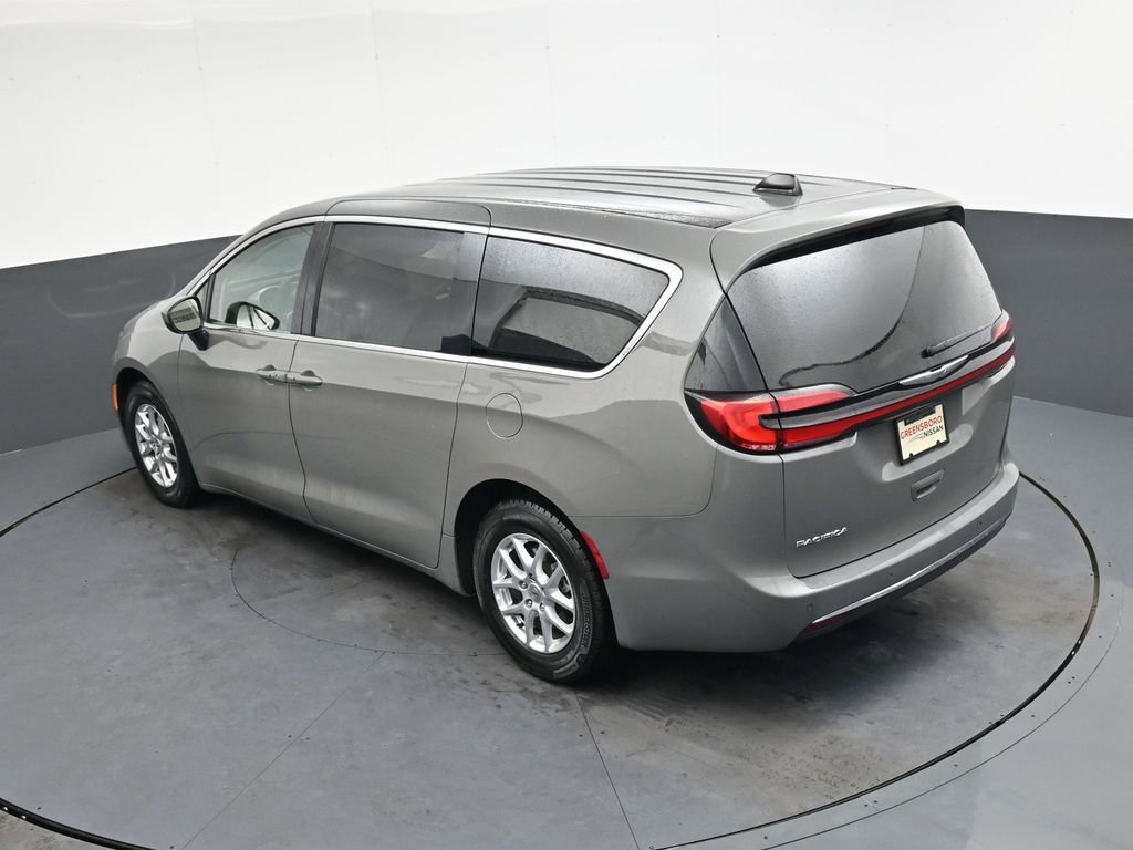 Used 2023 Chrysler Pacifica Touring-L image 28