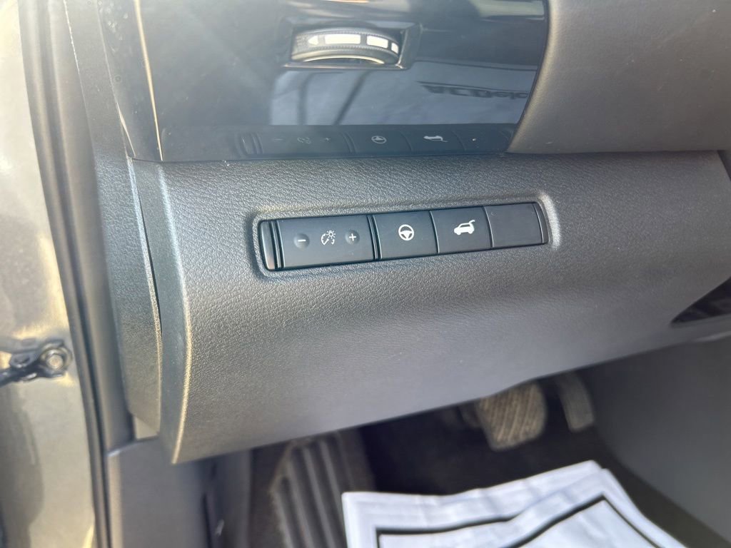 Used 2025 Nissan Pathfinder SV FWD image 18