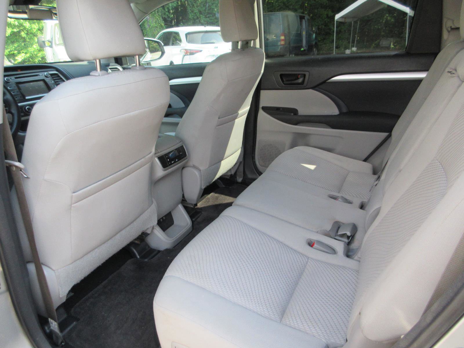 Used 2018 Toyota Highlander LE FWD image 17