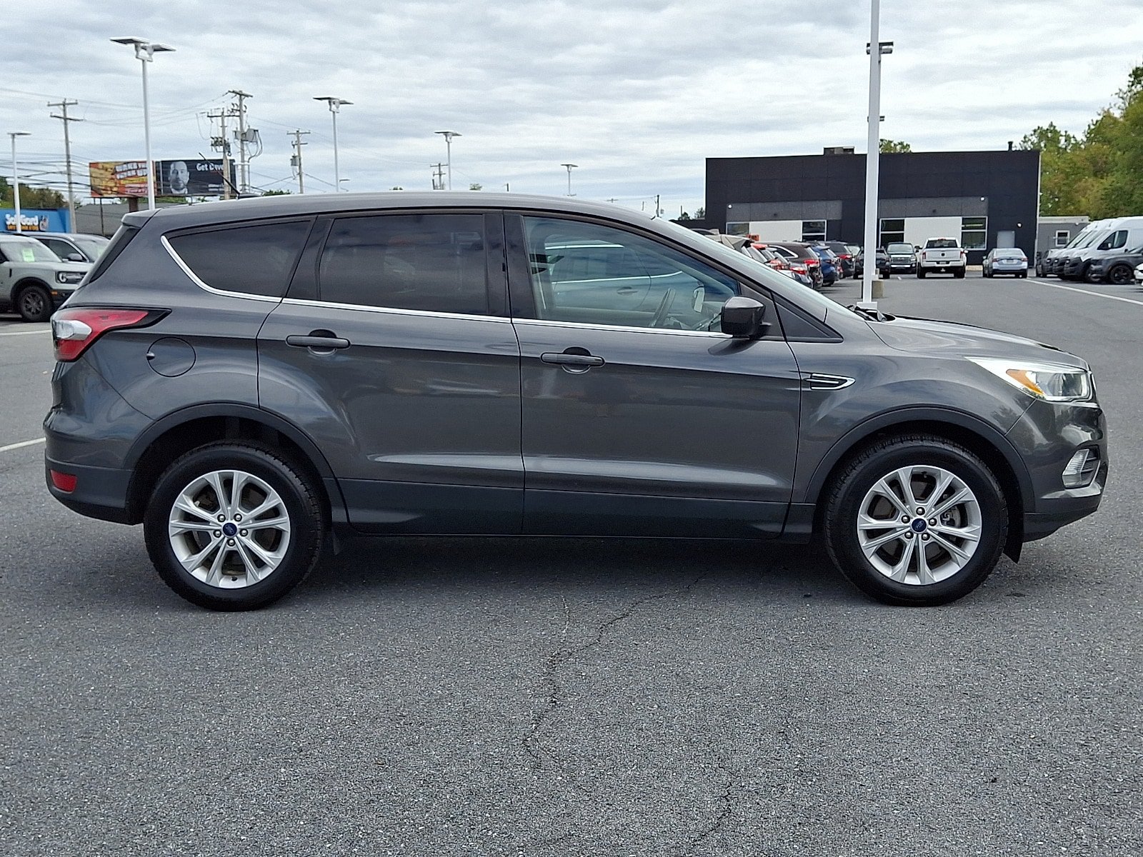 Used 2017 Ford Escape SE w/ SE Cold Weather Package AWD/4WD image 4