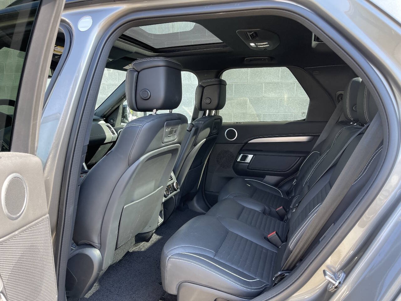 Used 2024 Land Rover Discovery Dynamic SE AWD/4WD image 14