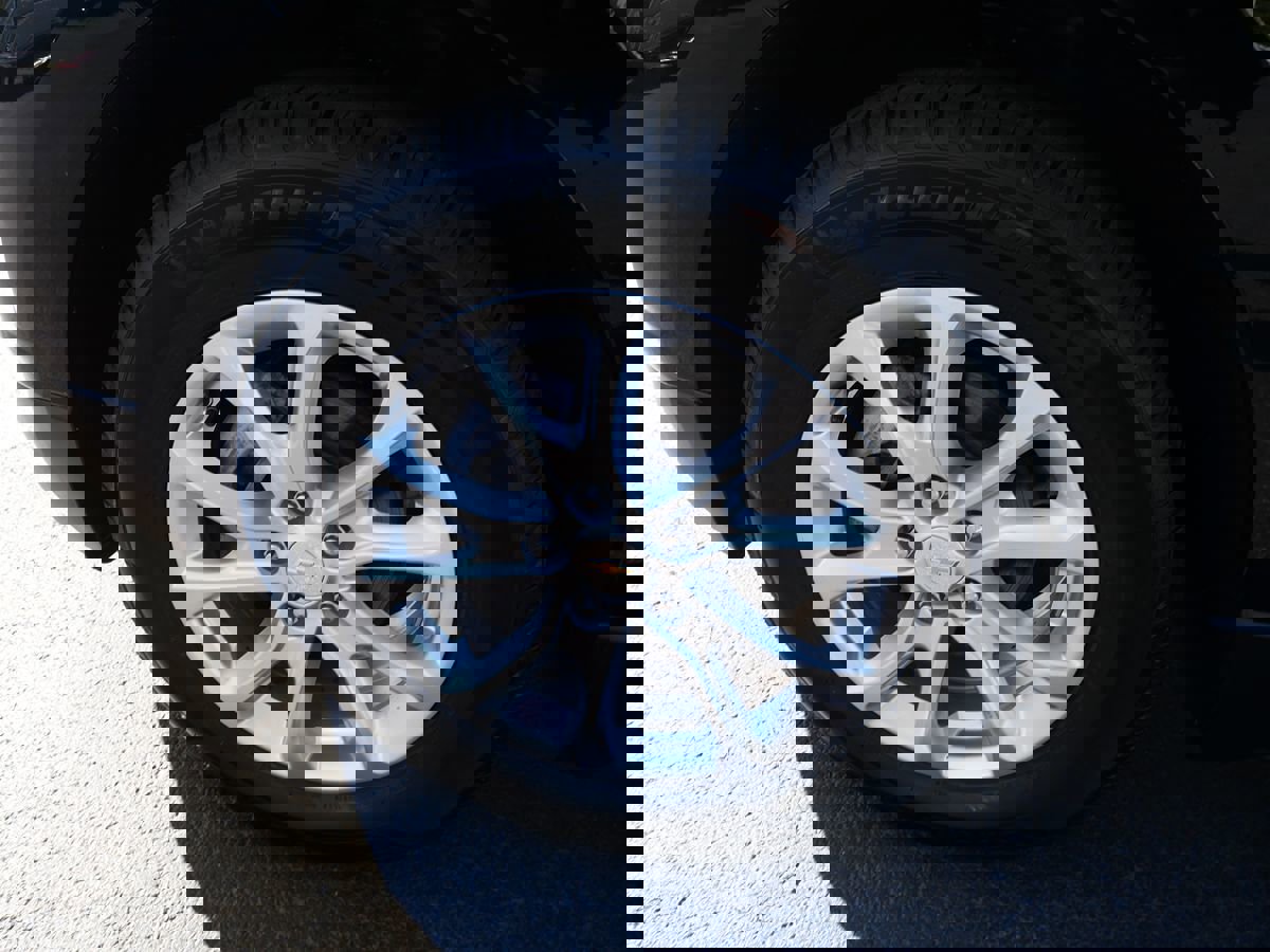 Used 2021 Chevrolet Equinox LS image 33