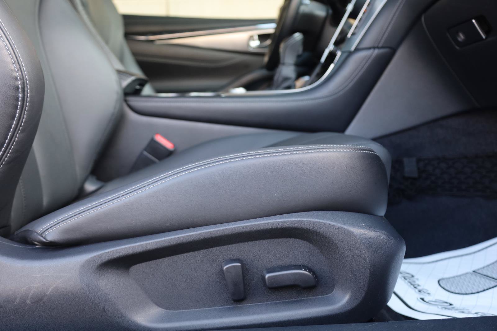 Used 2019 INFINITI Q60 3.0t Luxe w/ Cargo Package RWD image 24
