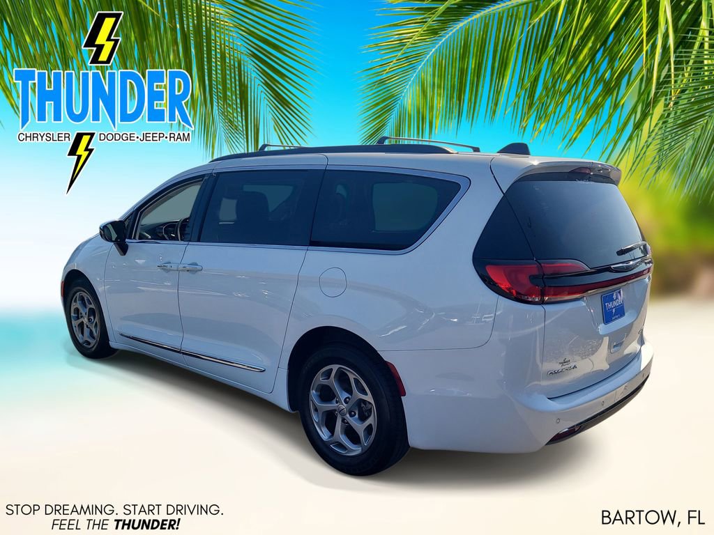 Used 2023 Chrysler Pacifica Limited image 3
