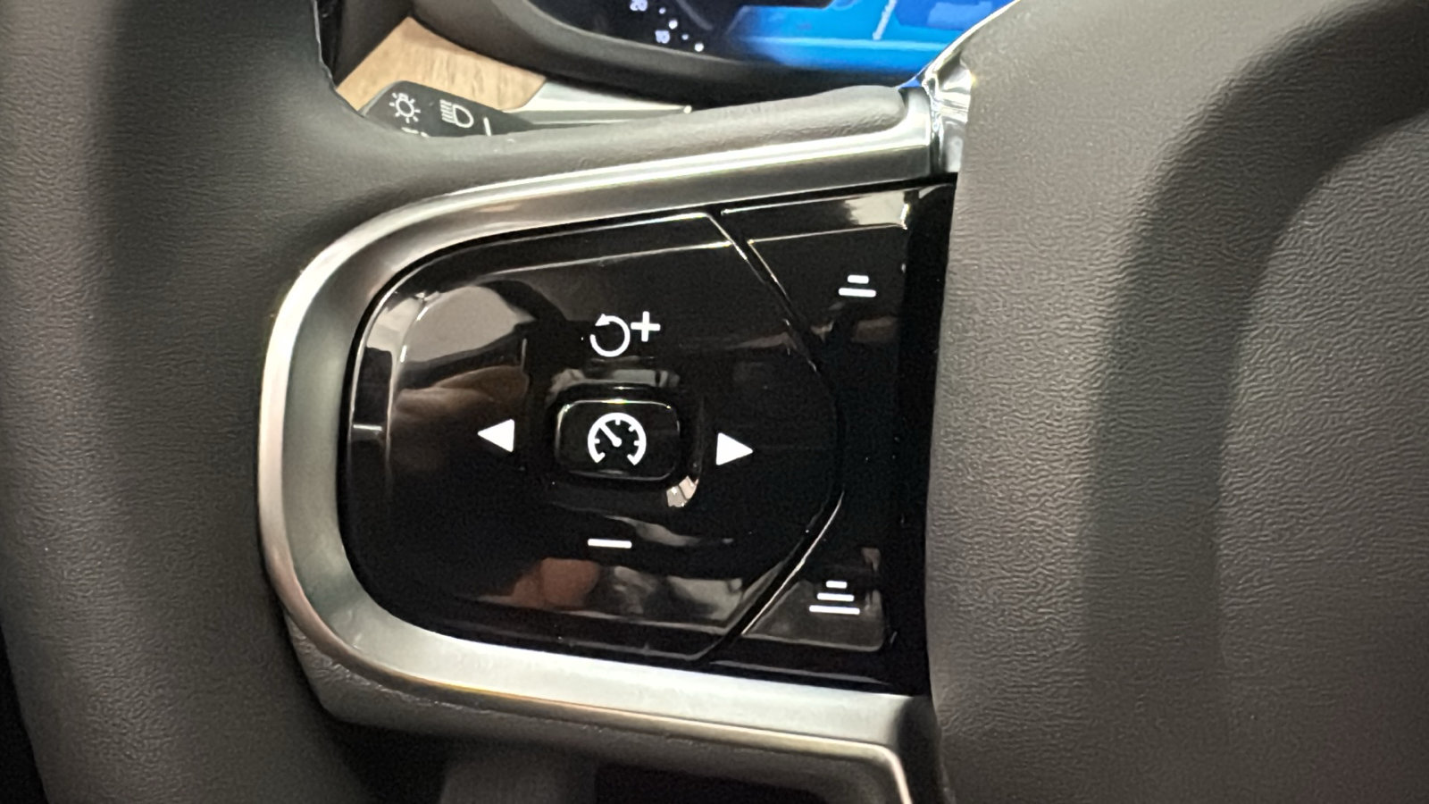 New 2027 Volvo XC60 B5 Core AWD/4WD image 13