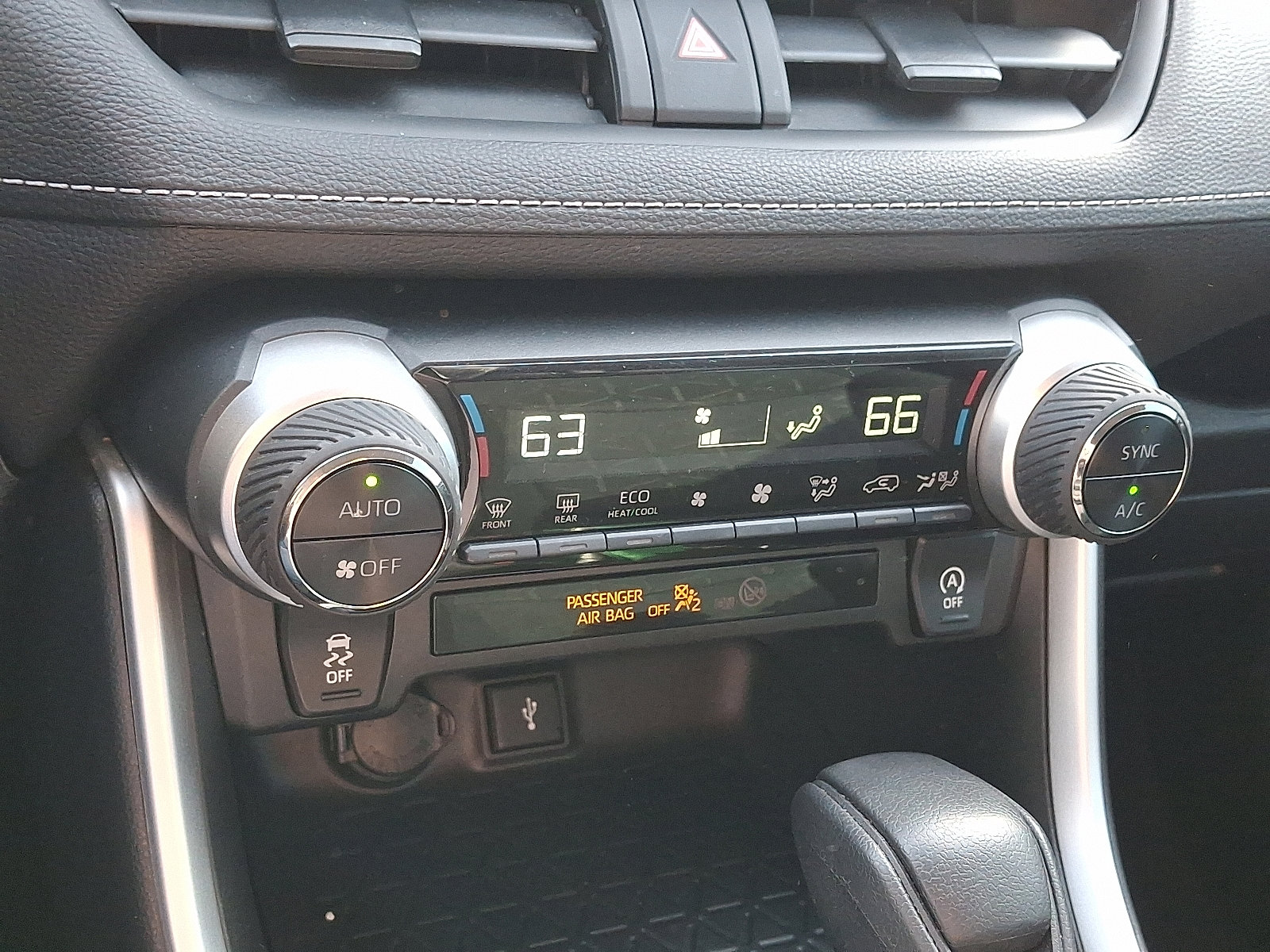 Used 2021 Toyota RAV4 XLE w/ Carpet Mat Package (TMS) image 15