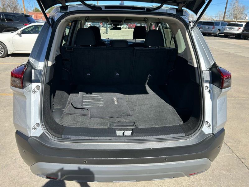 Used 2023 Nissan Rogue SV image 9