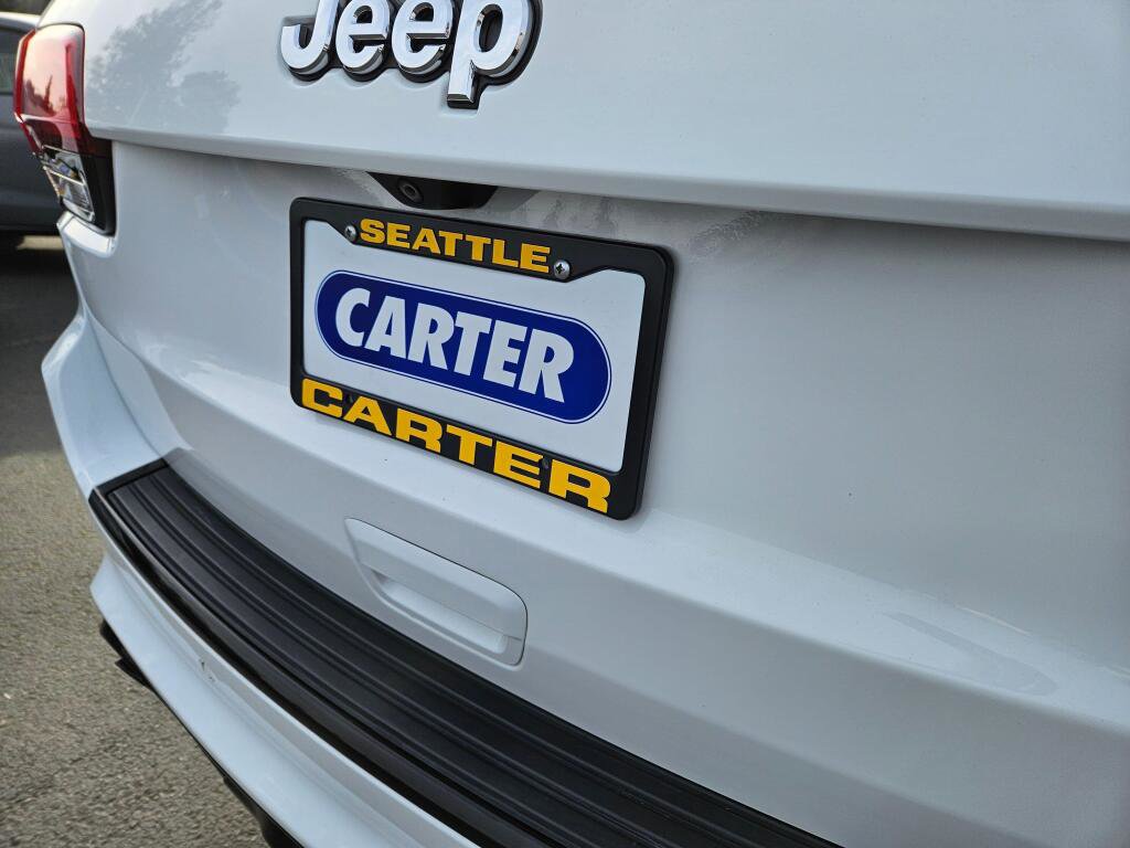 Used 2015 Jeep Grand Cherokee SRT w/ Luxury Group II image 16