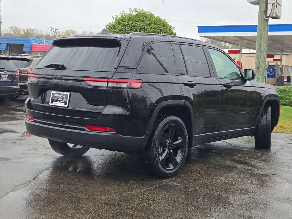 Used 2024 Jeep Grand Cherokee Limited w/ Black Appearance Package AWD/4WD image 11