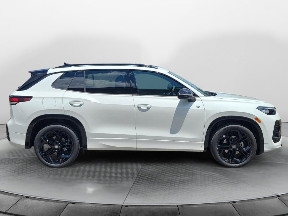 New 2026 Volkswagen Tiguan SE R-Line FWD image 8