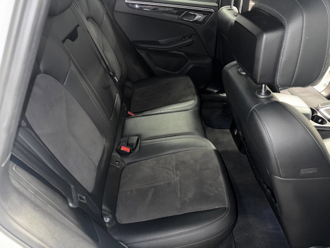 Used 2018 Porsche Macan AWD/4WD image 17