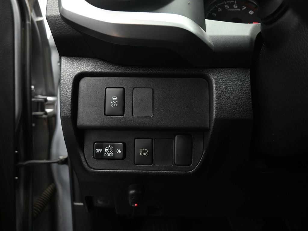 Used 2020 Toyota Tacoma SR5 AWD/4WD image 11