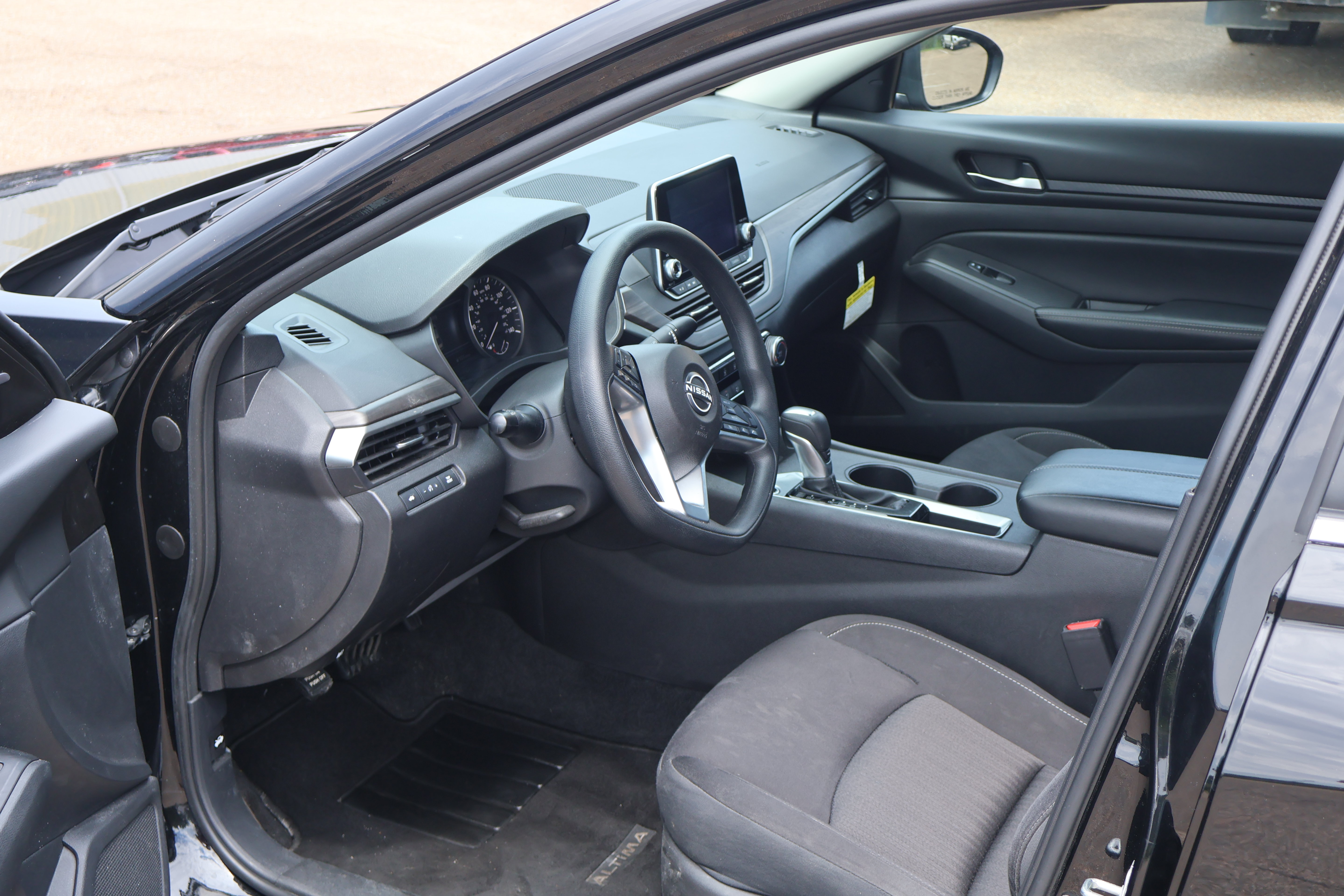 Used 2025 Nissan Altima 2.5 SV FWD image 7