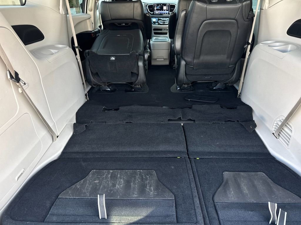 Used 2024 Chrysler Pacifica Select image 15
