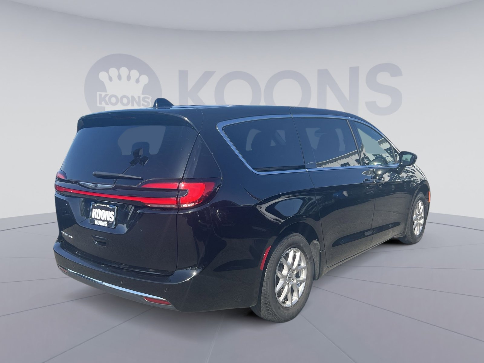 Used 2025 Chrysler Pacifica Select FWD image 11