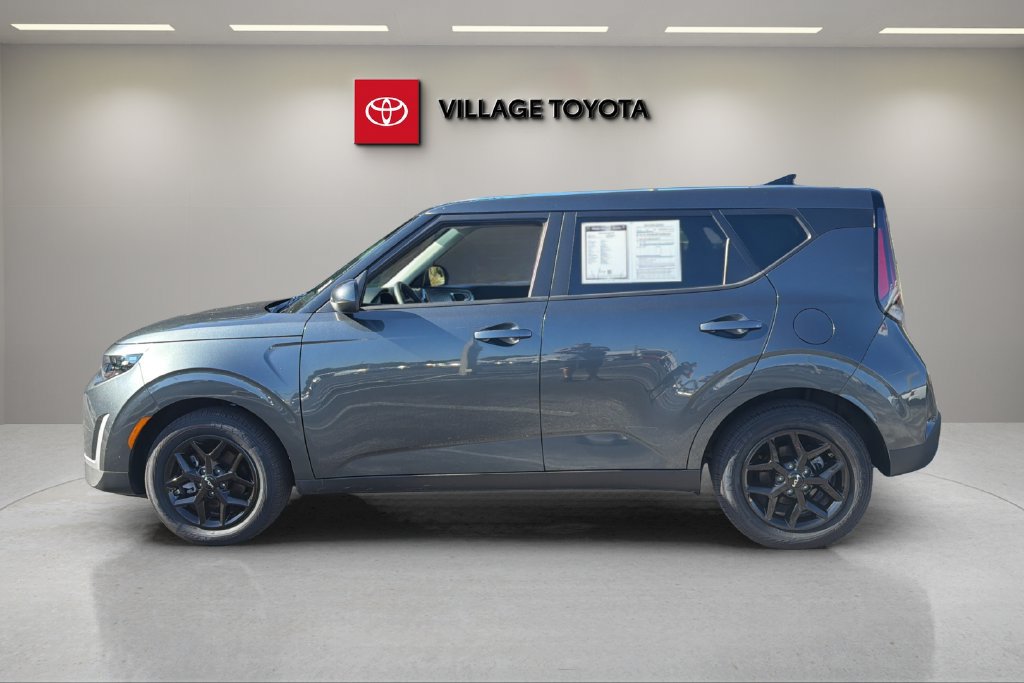 Used 2025 Kia Soul LX w/ LX Technology Package FWD image 2
