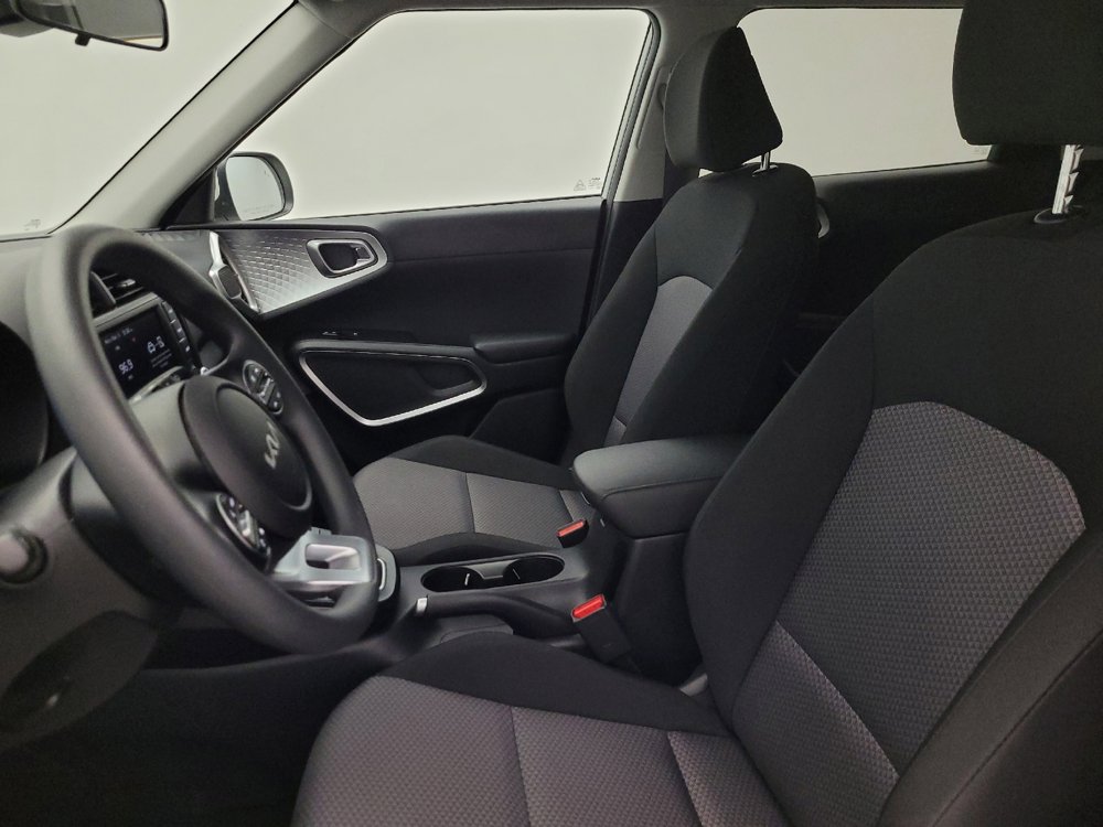 Used 2025 Kia Soul LX image 17