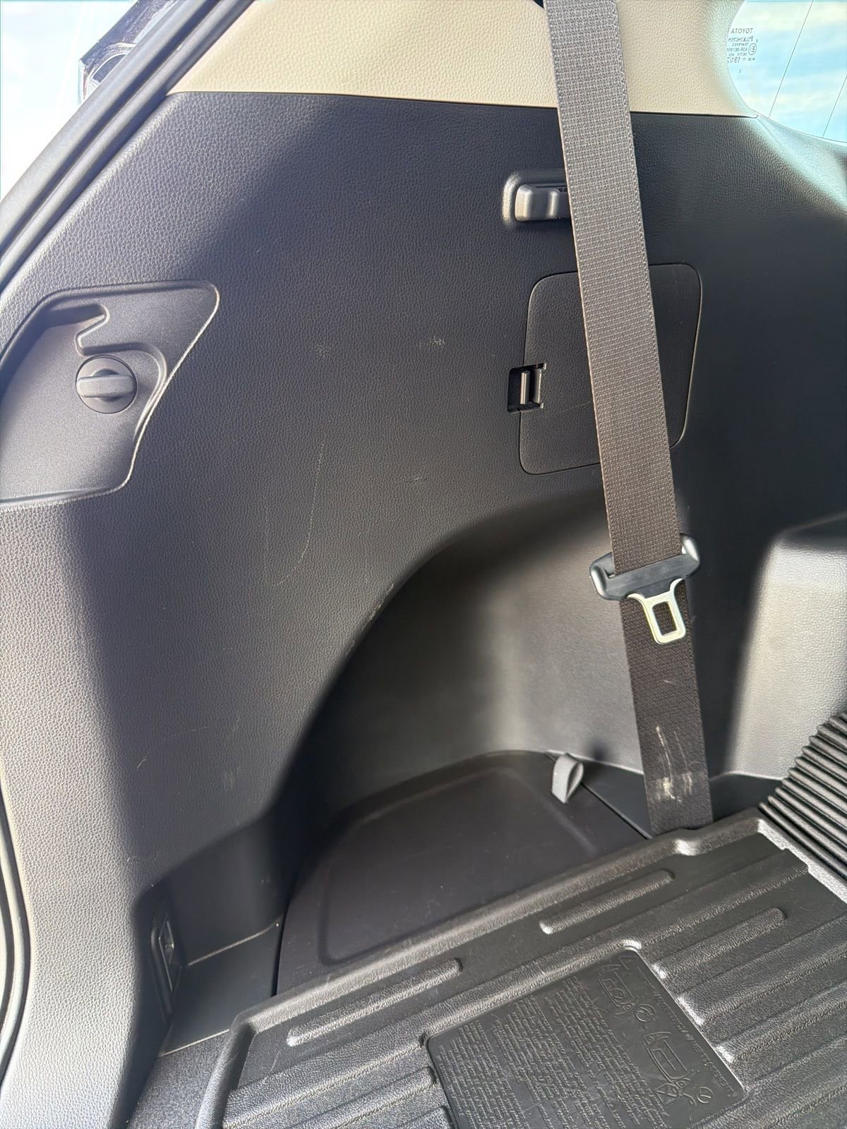 Used 2024 Toyota Highlander LE image 28