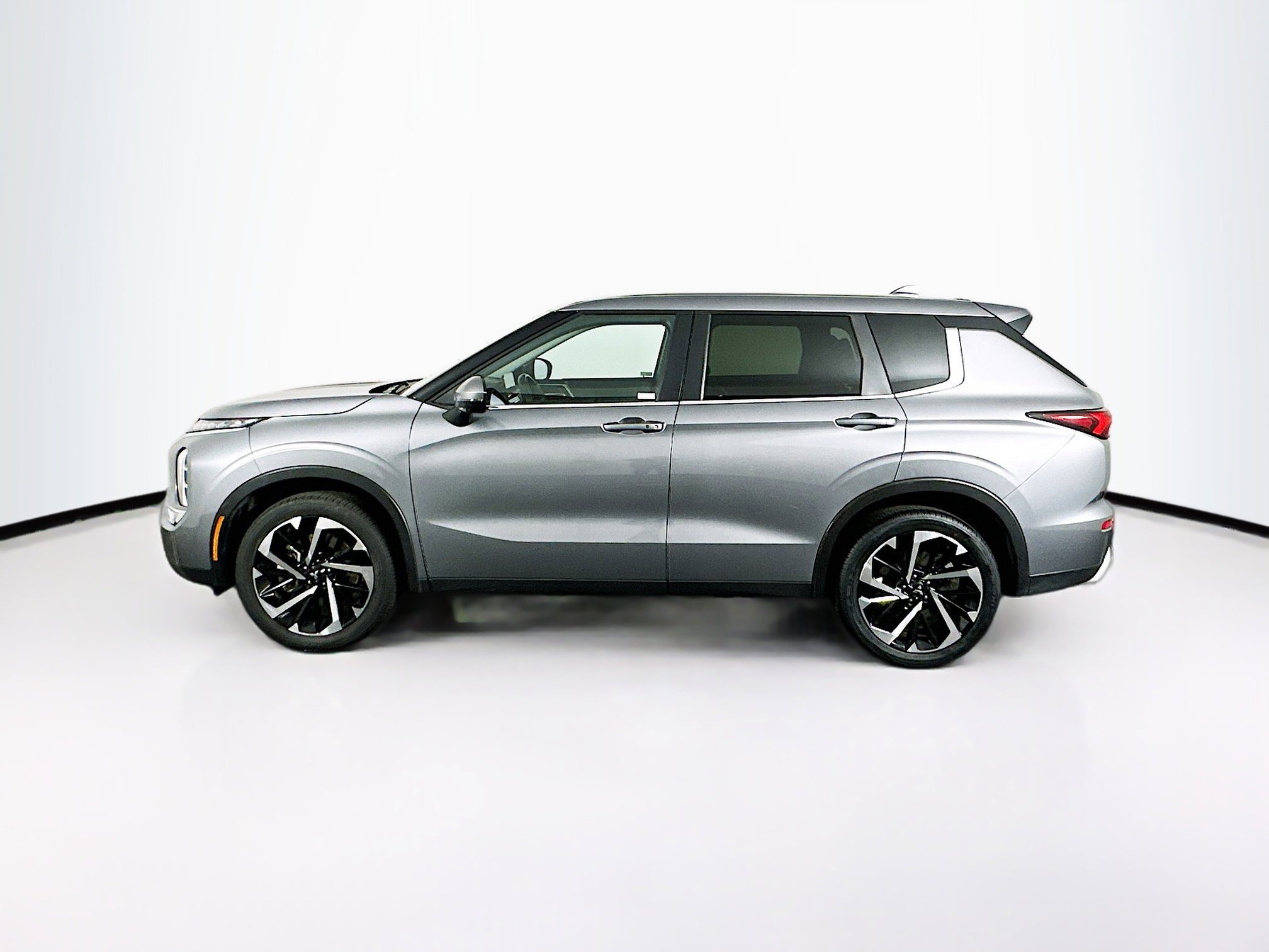 Used 2024 Mitsubishi Outlander SE image 4