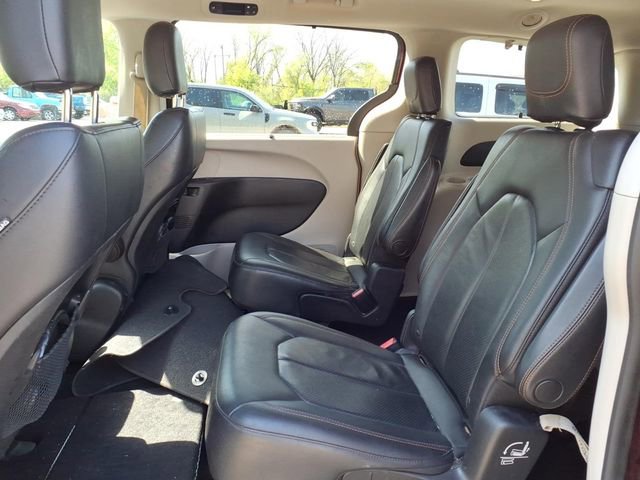 Used 2018 Chrysler Pacifica Touring-L FWD image 14