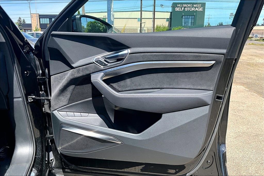 Used 2019 Audi e-tron Prestige w/ Prestige Package AWD/4WD image 23