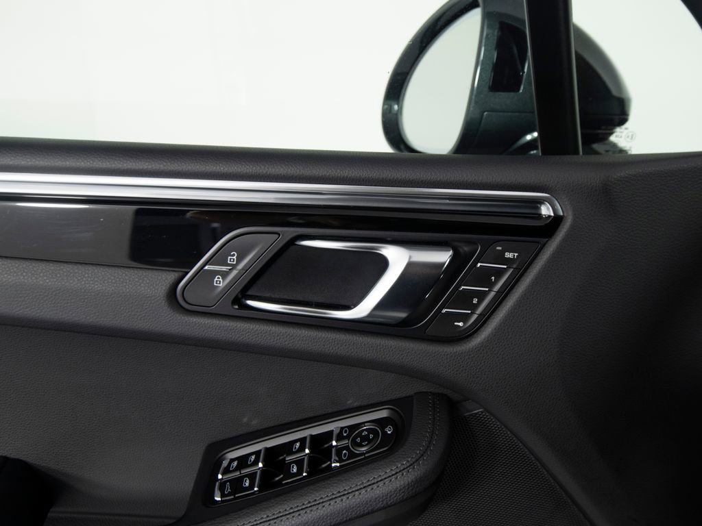 Certified 2025 Porsche Macan image 20