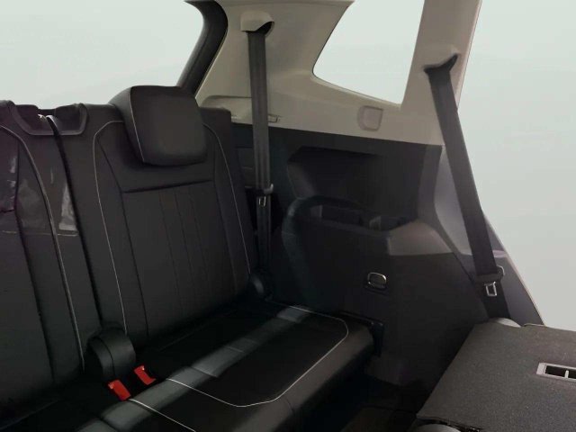 Used 2023 Volkswagen Tiguan SE w/ Panoramic Sunroof Package FWD image 75