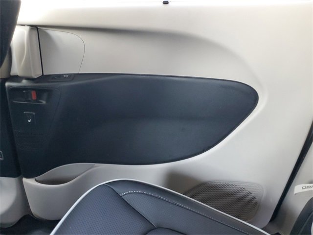 Used 2024 Chrysler Pacifica Limited w/ Uconnect Theater Family Group image 25