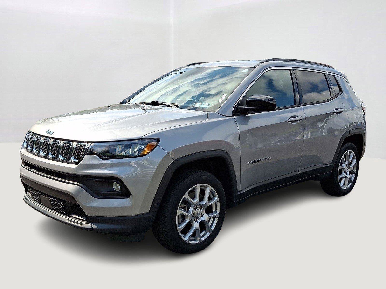 Used 2023 Jeep Compass Latitude AWD/4WD image 3