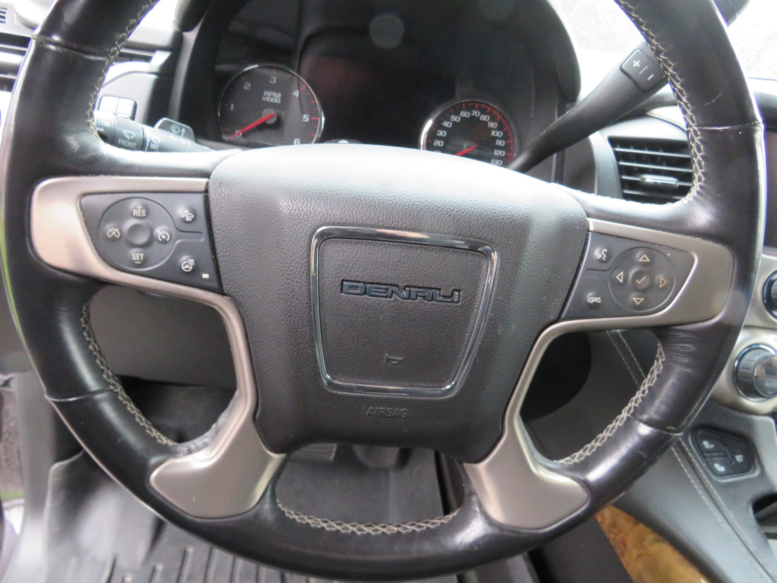 Used 2015 GMC Yukon Denali w/ Premium Package AWD/4WD image 10