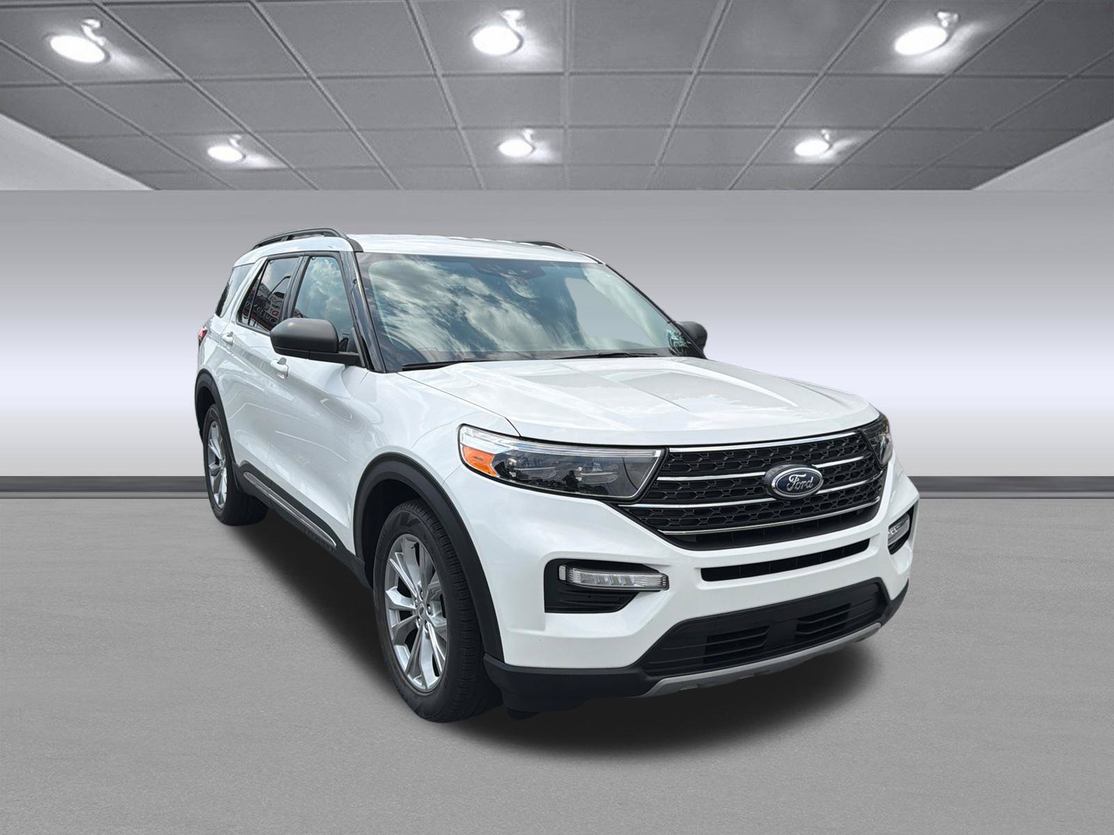 Used 2023 Ford Explorer XLT w/ Equipment Group 202A RWD image 5