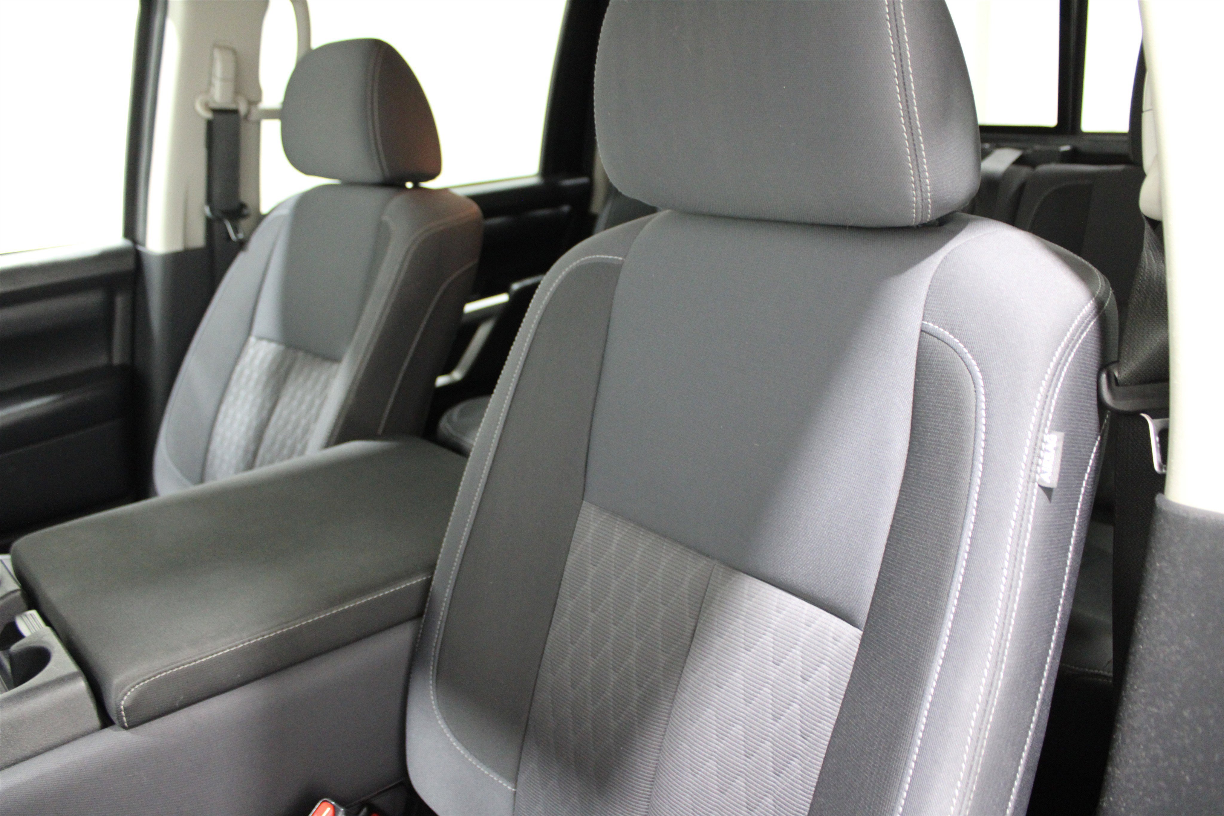 Used 2021 Nissan Titan SV image 4