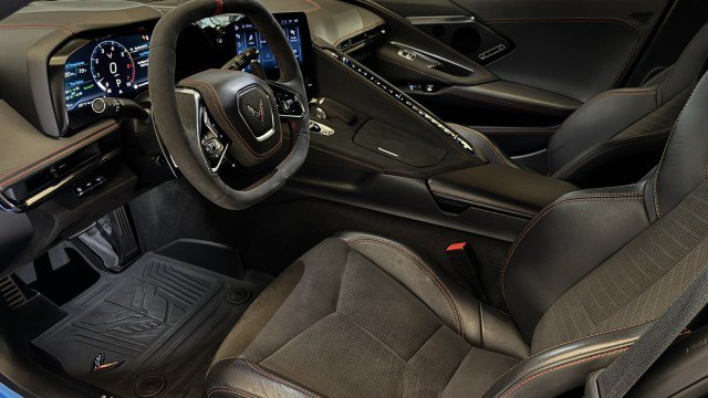 Used 2024 Chevrolet Corvette Stingray Premium Cpe w/ Z51 Performance Package RWD image 4