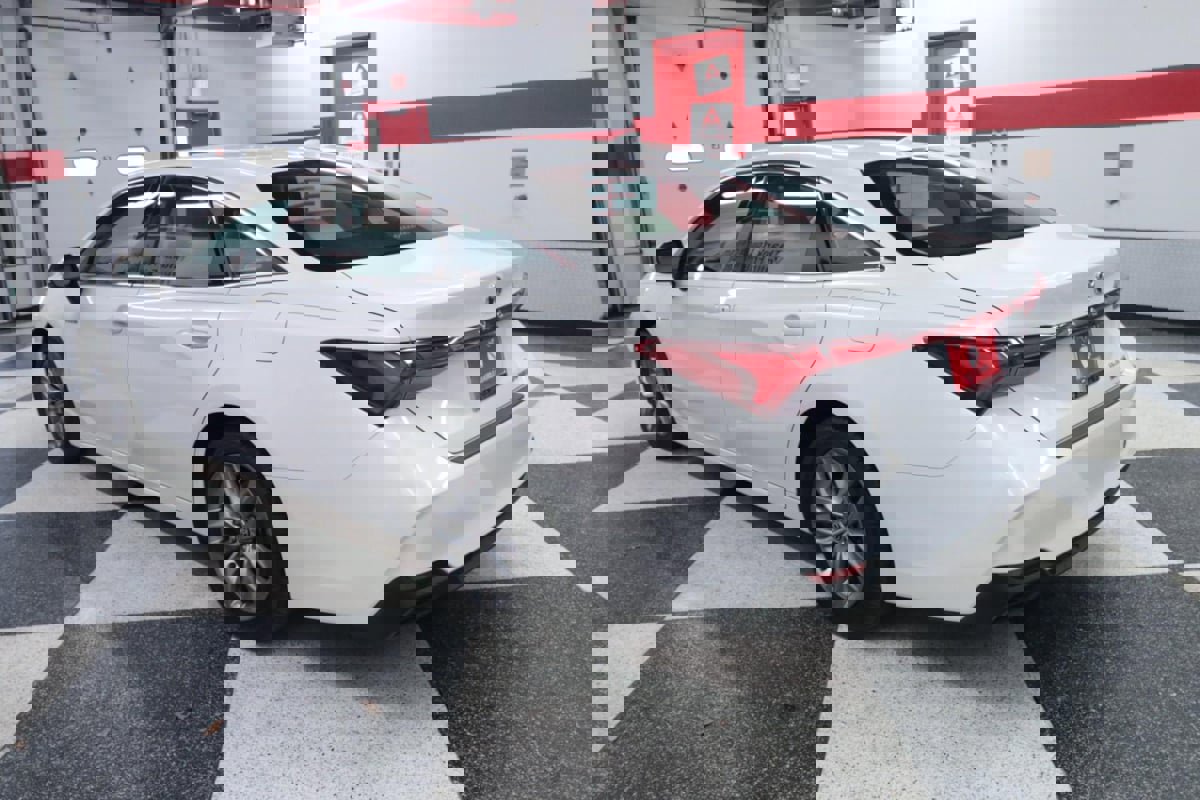 Used 2021 Toyota Avalon XLE w/ Moonroof Package image 6